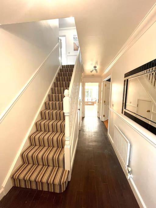 The Woodlands, Shortstay, Ideal For Families, Relocation, Contractors, Travel Stay Horley Exterior foto